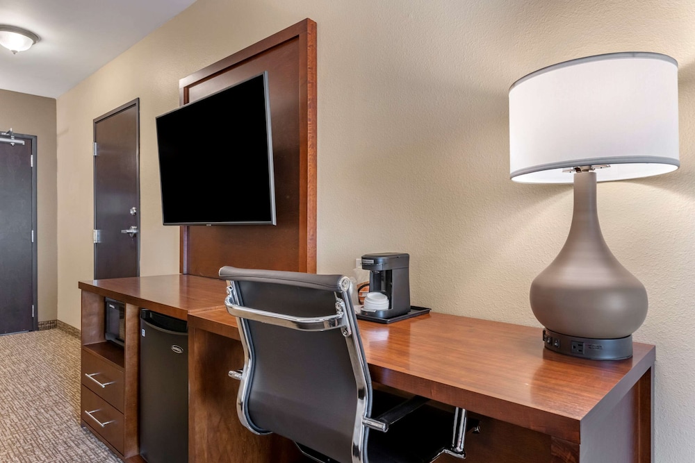 Comfort Suites Daytona Beach-Speedway 32/35