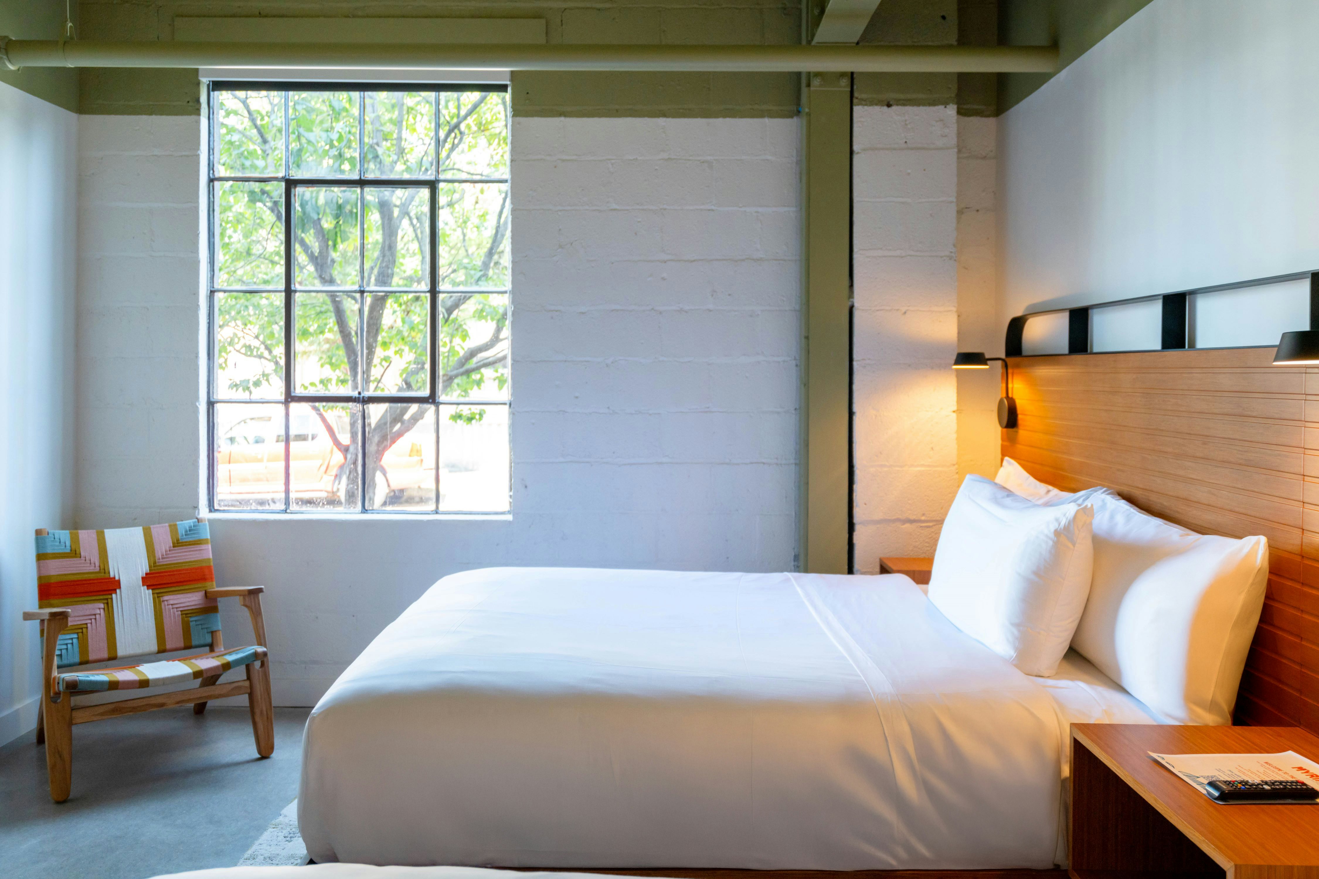 ROOM, KING BED