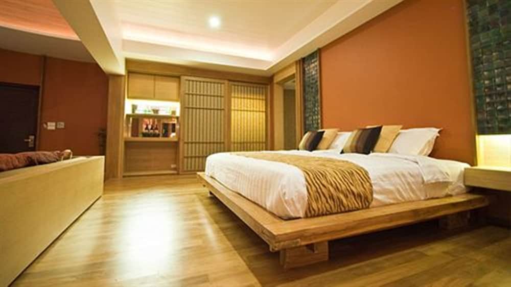 MONTIS, SUITE, DOUBLE BED