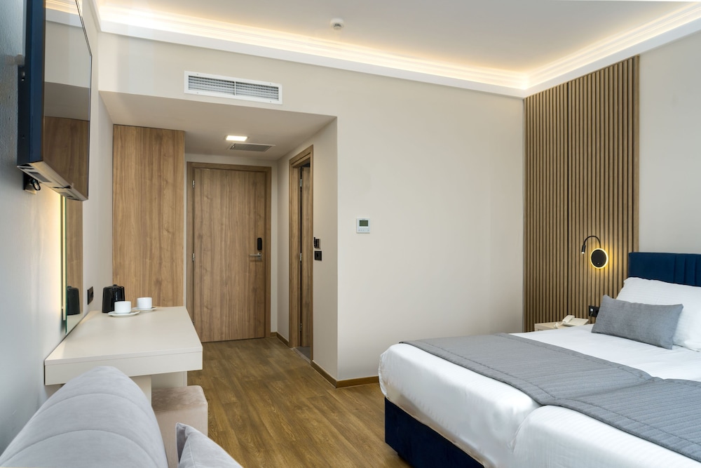 ROOM, DOUBLE OR TWIN BED, HILL VIEW