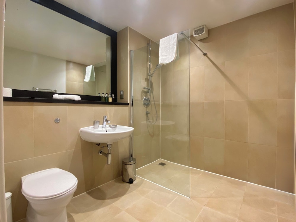 YOUR SPACE APARTMENTS - THE HAMILTONS 43/46