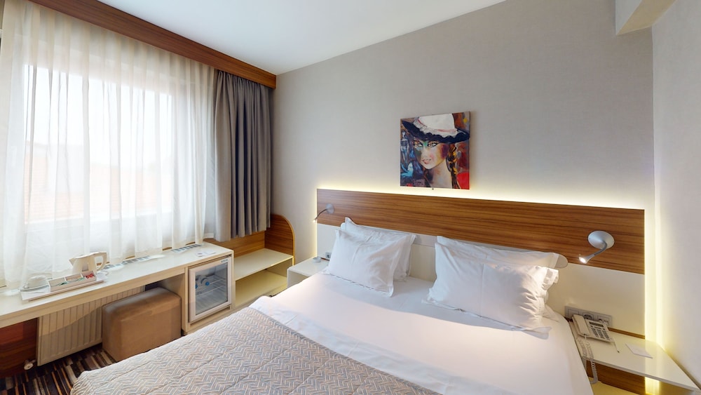 ROOM 1, STANDARD