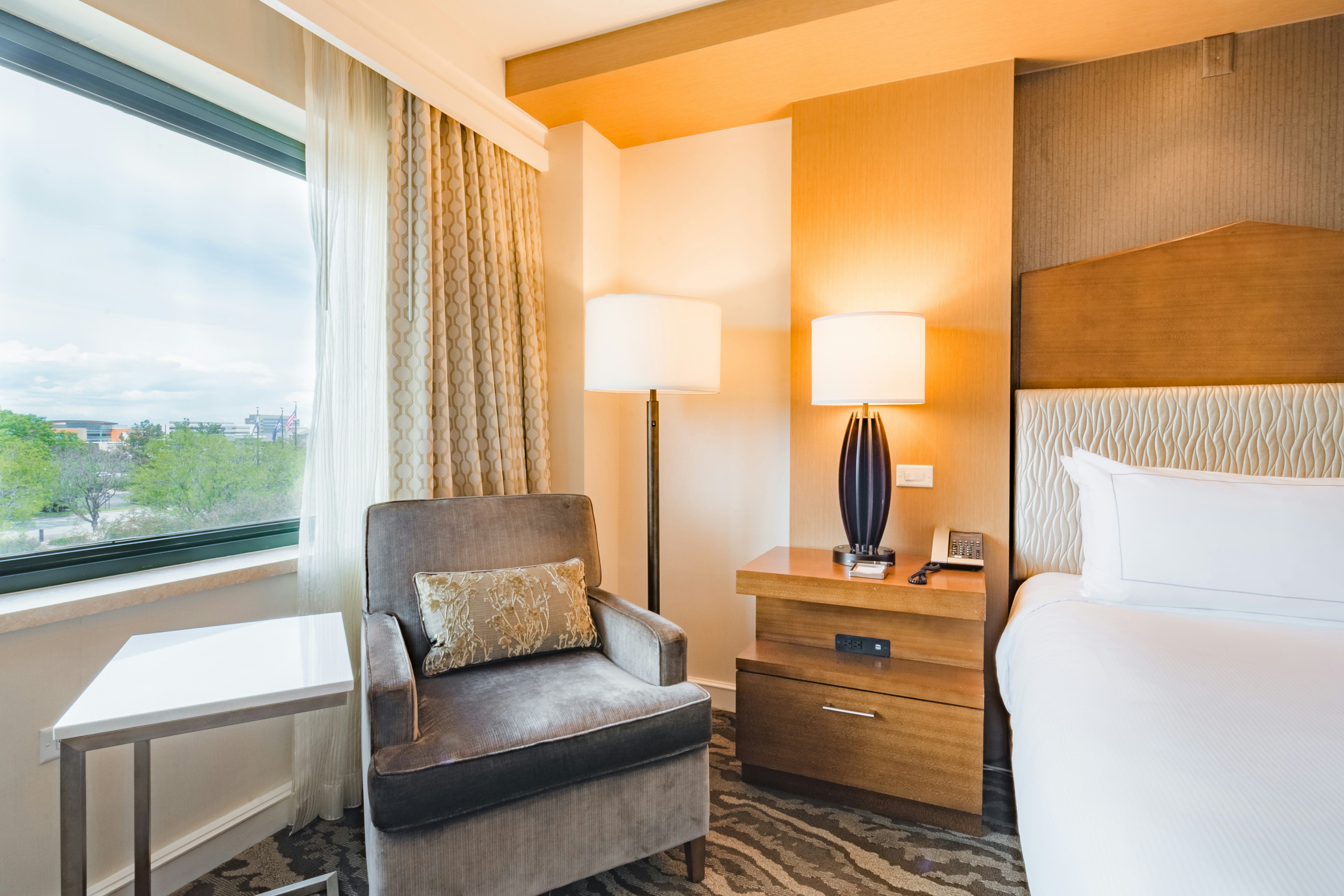 غرفة بسرير كينج بشرفة، The Inverness Denver, a Hilton Golf & Spa Resort 2/3