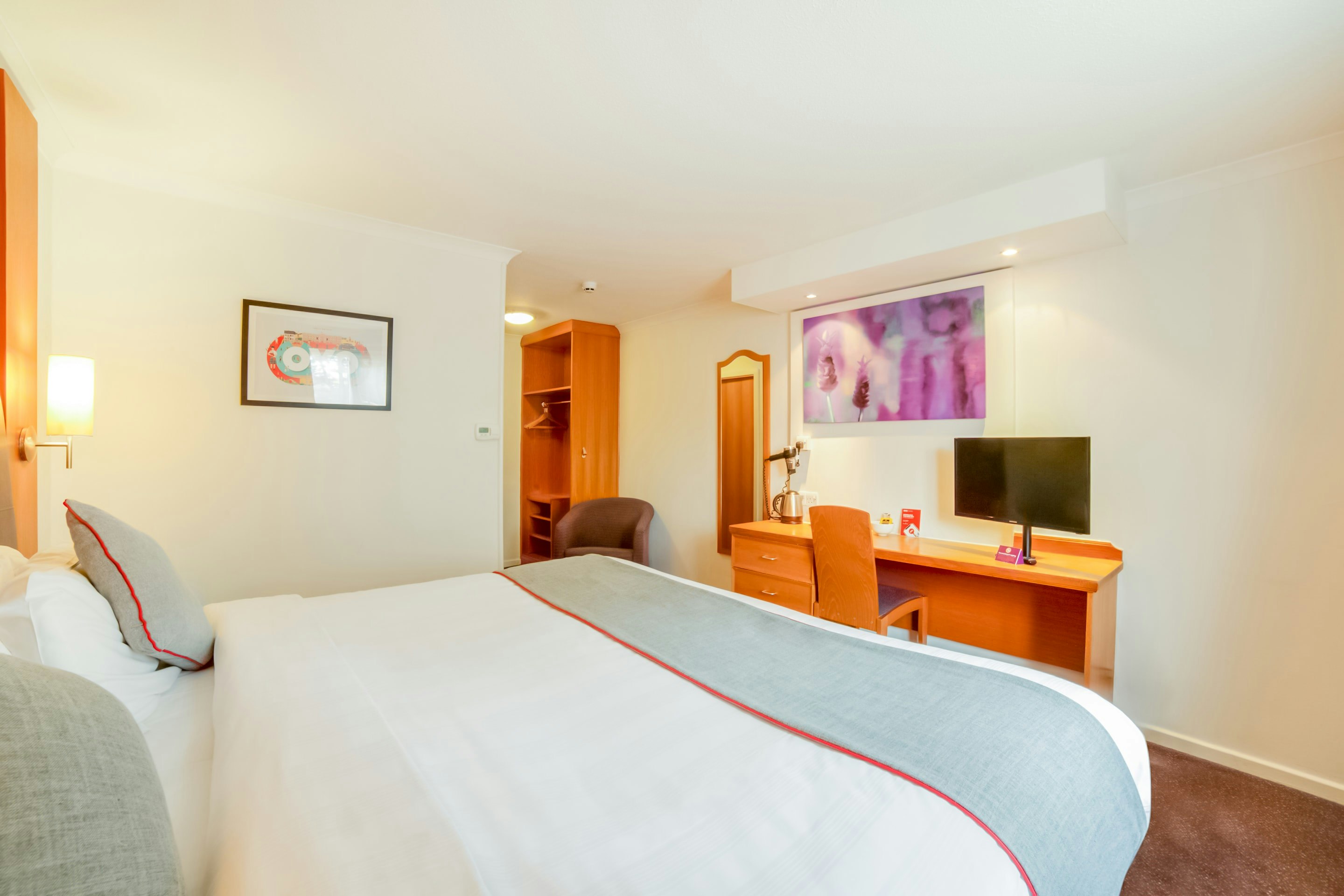 OYO Lakeside Haydock Hotel, St Helens, A580 East Lancs, Garswood Old Road 9/23