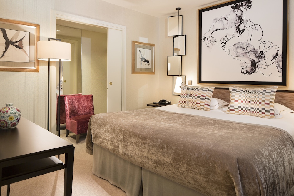 SUITE, QUEEN BED, SOFA
