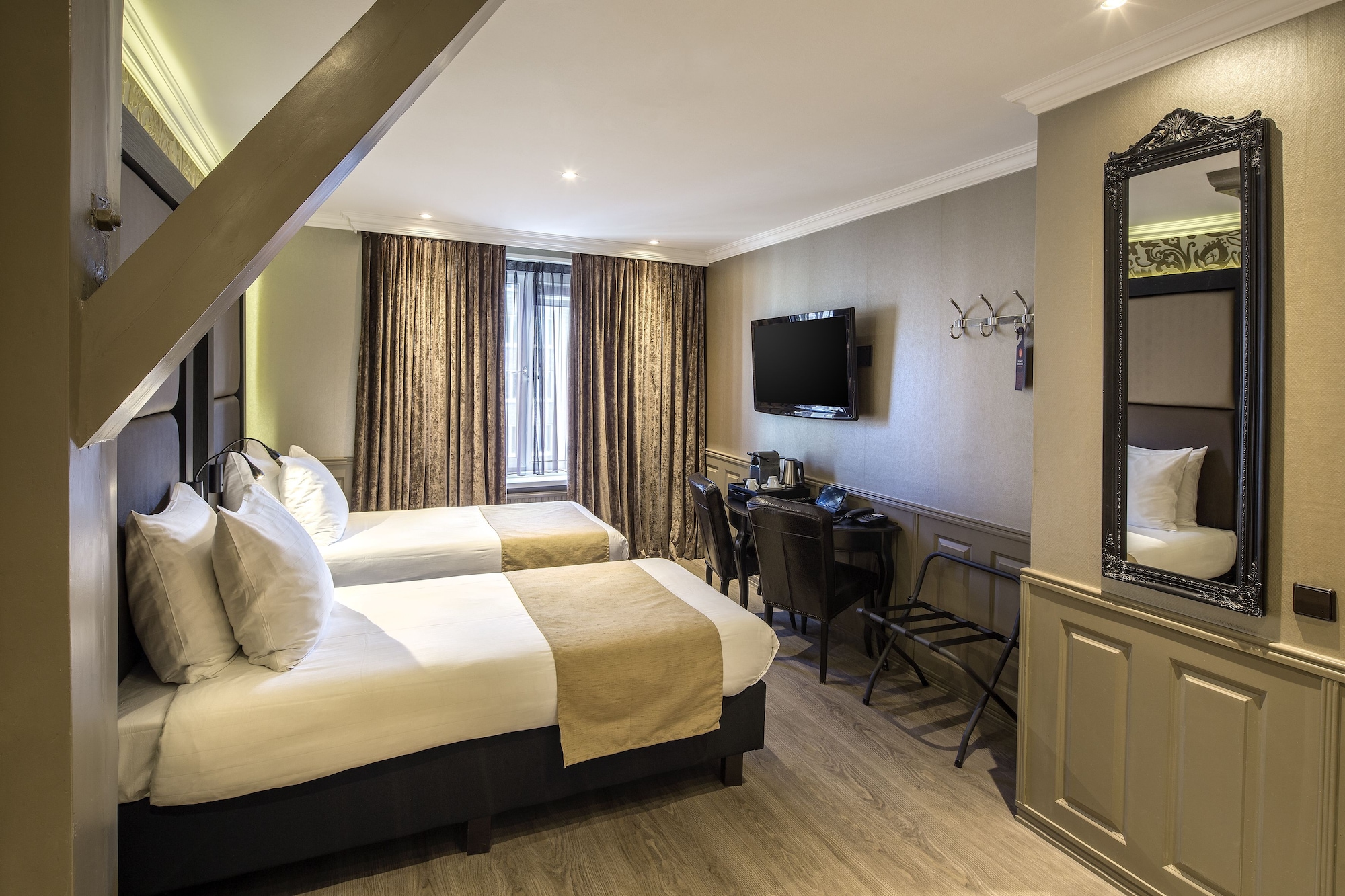 ROOM, TWIN BEDS