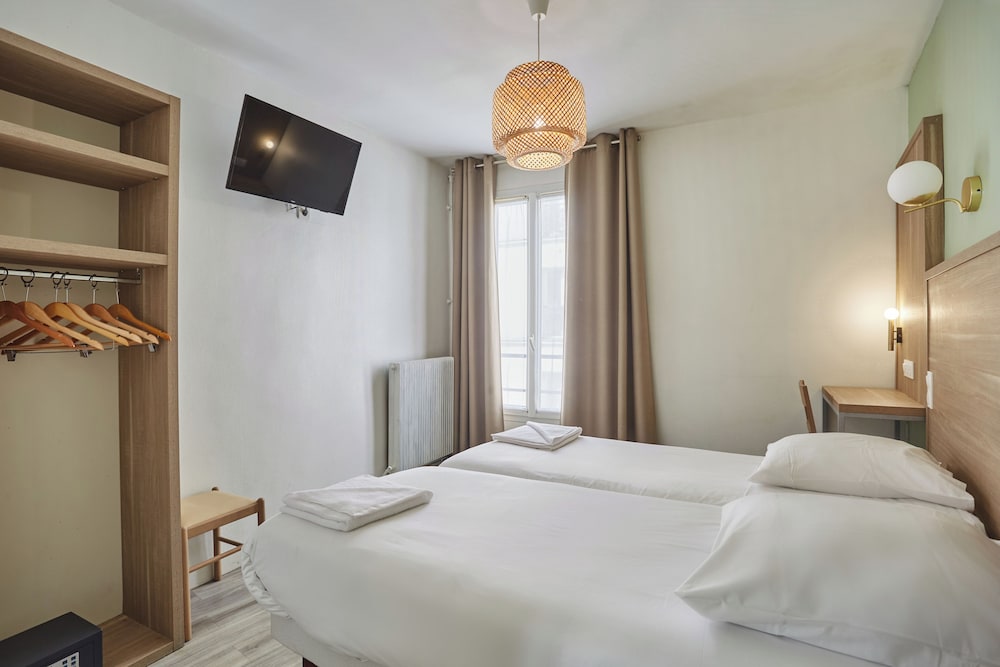 ROOM, TWIN BEDS