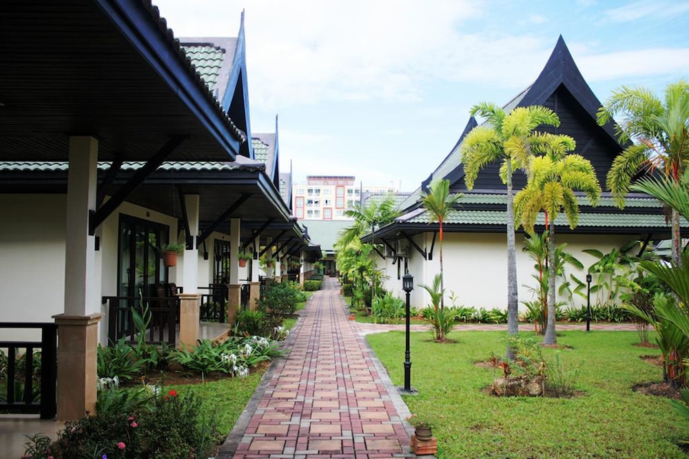 Airport Resort And Spa 8/69