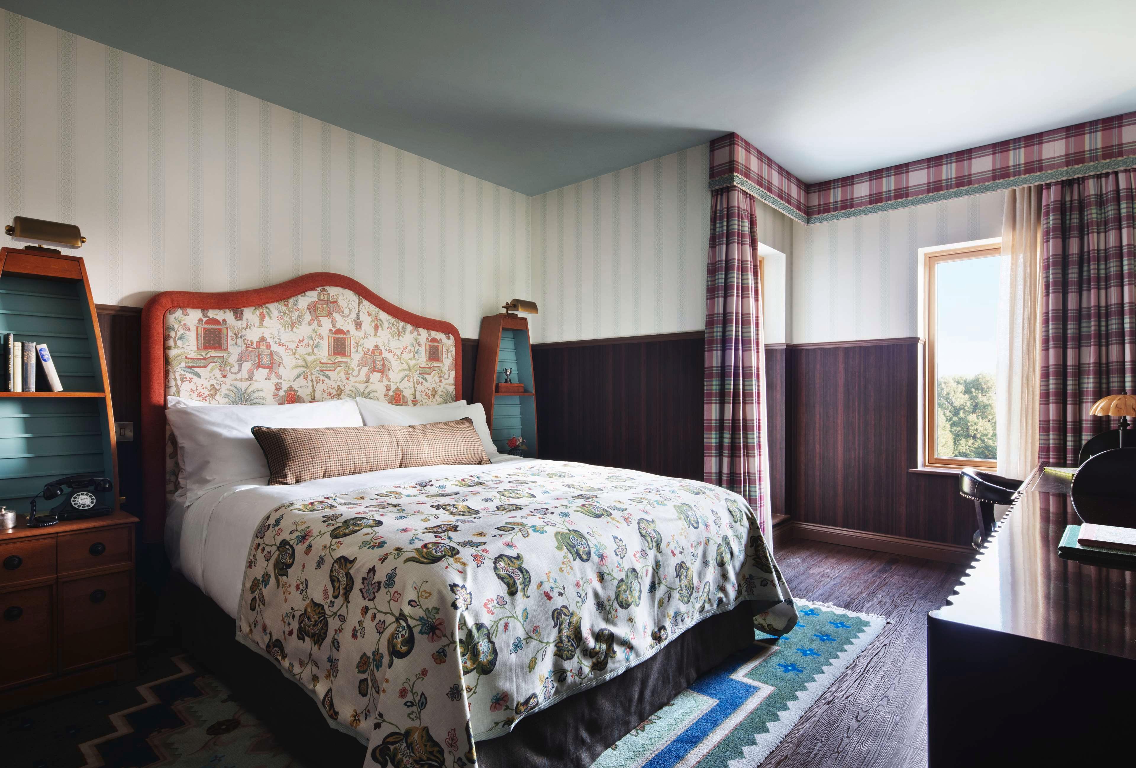 CONNECTING, GRADUATE, FAMILY, KING BED