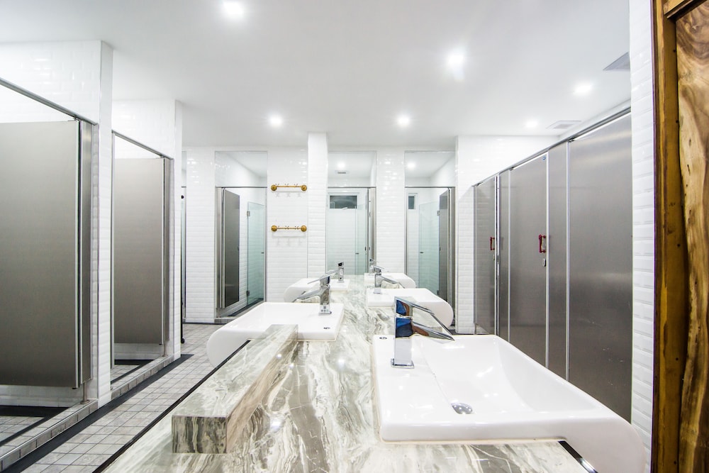 CAPSULE, SUITE, 6 BEDS