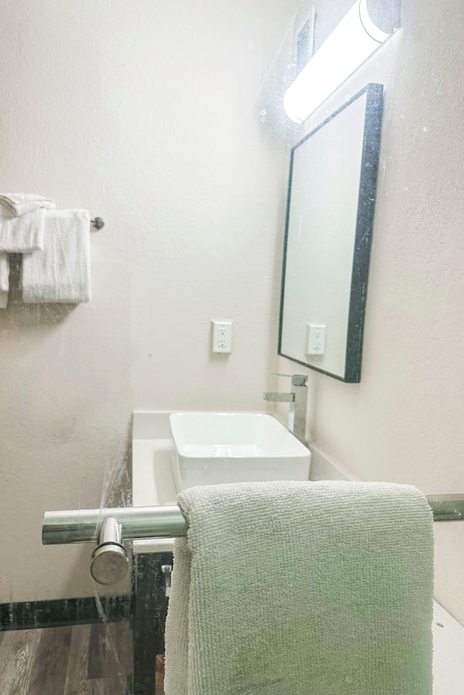 Room, King Bed, Jackson Hotel And Convention Center 9/9