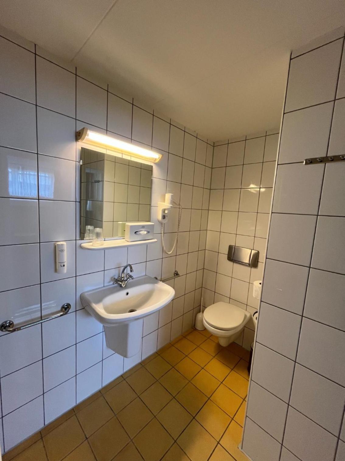 Semi Basement, Standard, with Extra Bed, Boulevard Hotel Scheveningen 5/8