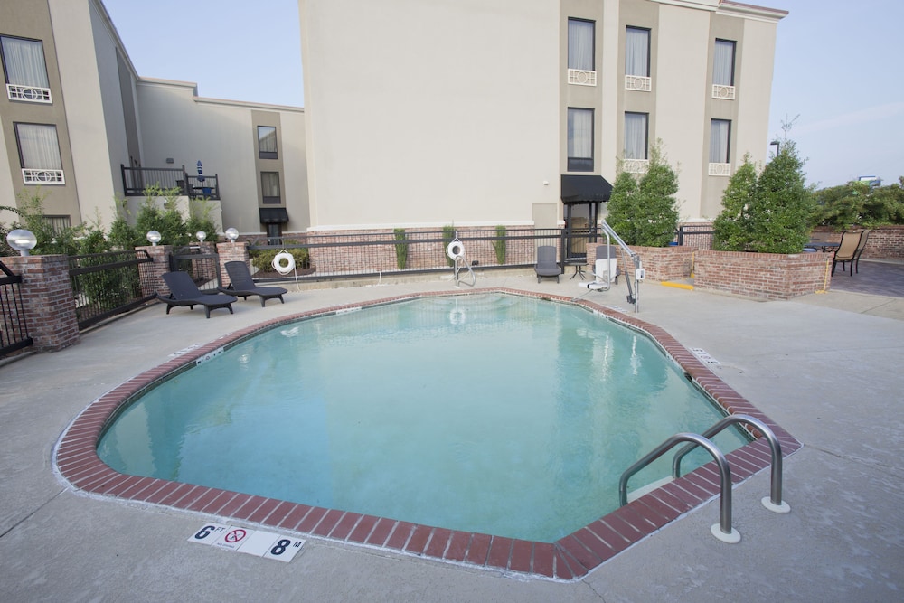 Holiday Inn Express New Albany 3/59
