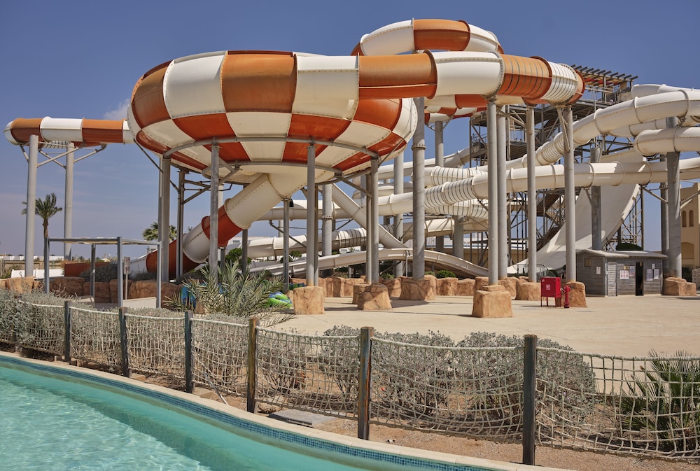 Coral Sea Water World Resort 61/73