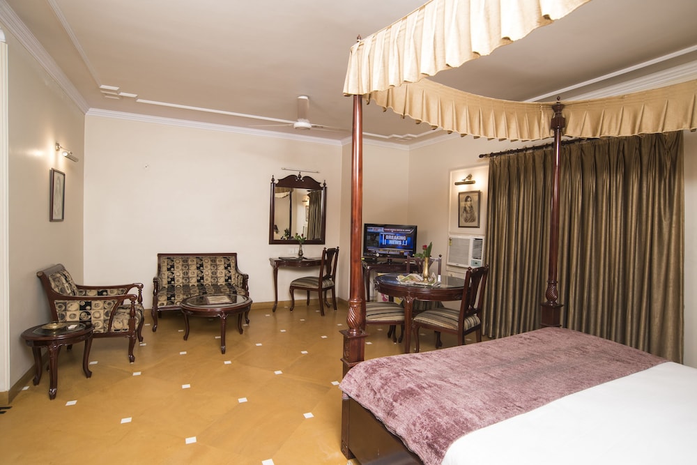 L M B Hotel 23/26