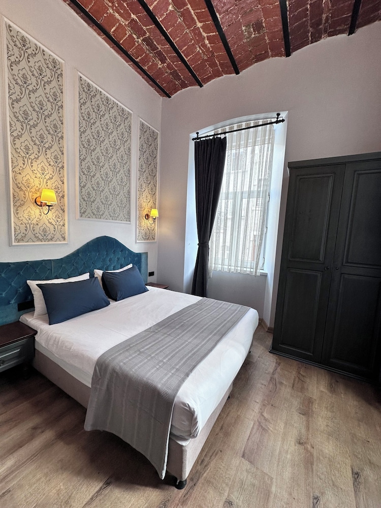 DELUXE, DOUBLE BED
