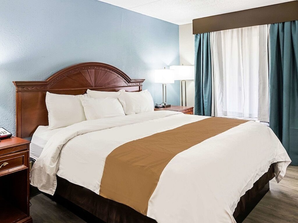 غرفة بسرير كينج للمدخنين، Quality Inn Knoxville TN 2/2