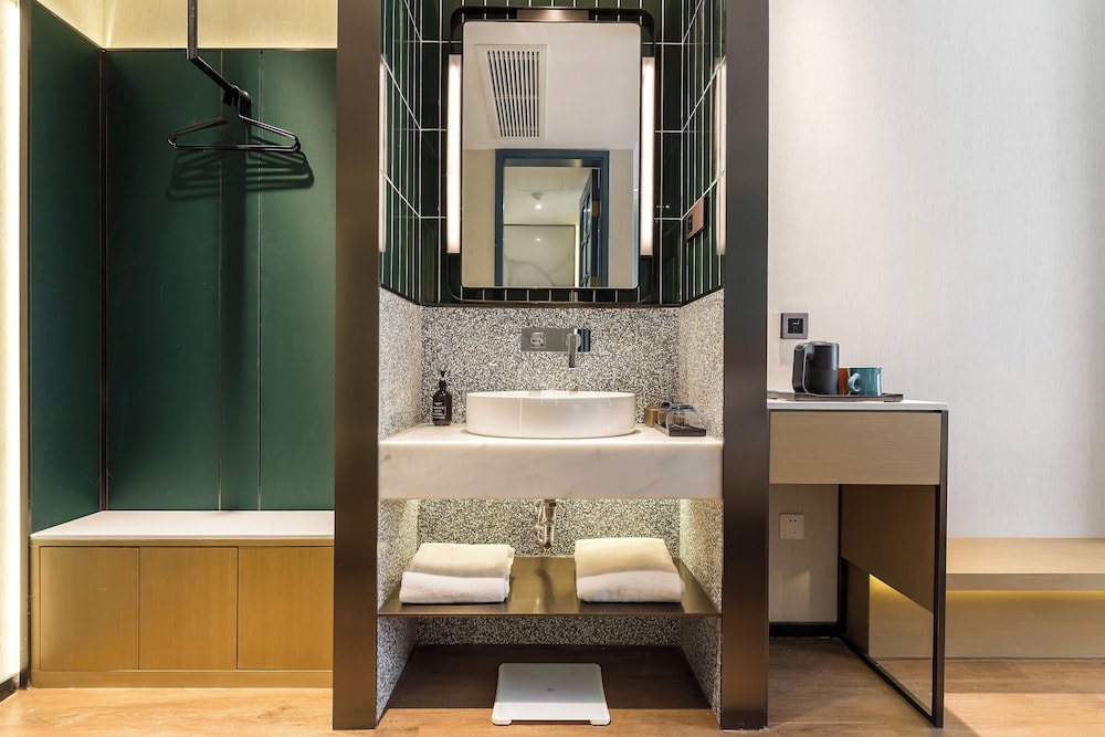Jinglai Hotel (Shanghai Bund East Nanjing Road Pedestrian Street) 50/50