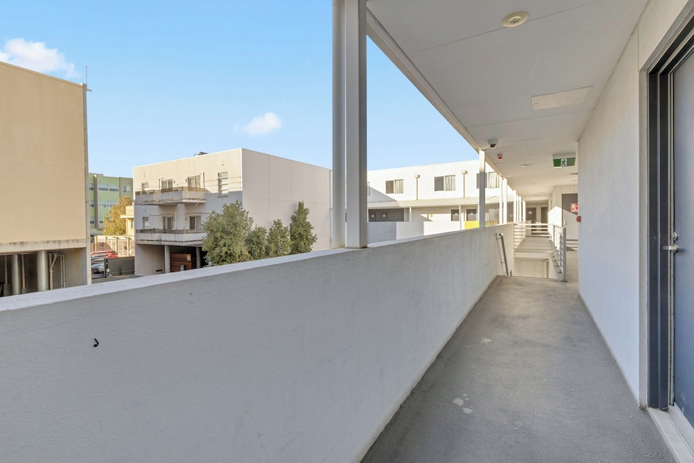 MAWSON LAKES HOTEL 61/64