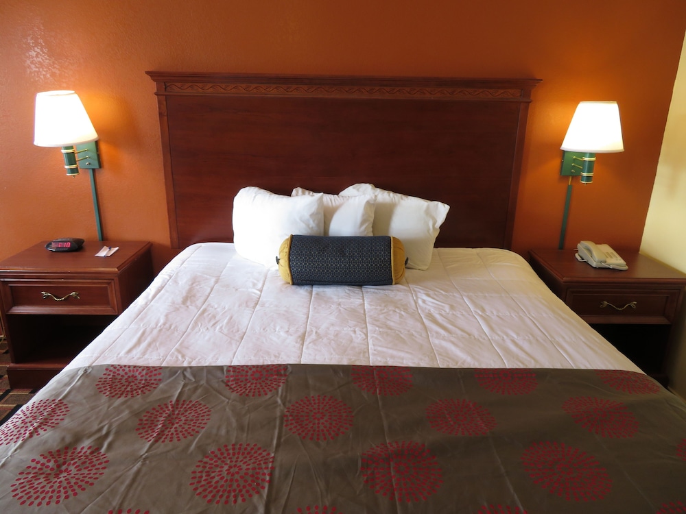 Royal Crest Inn Medford 14/28