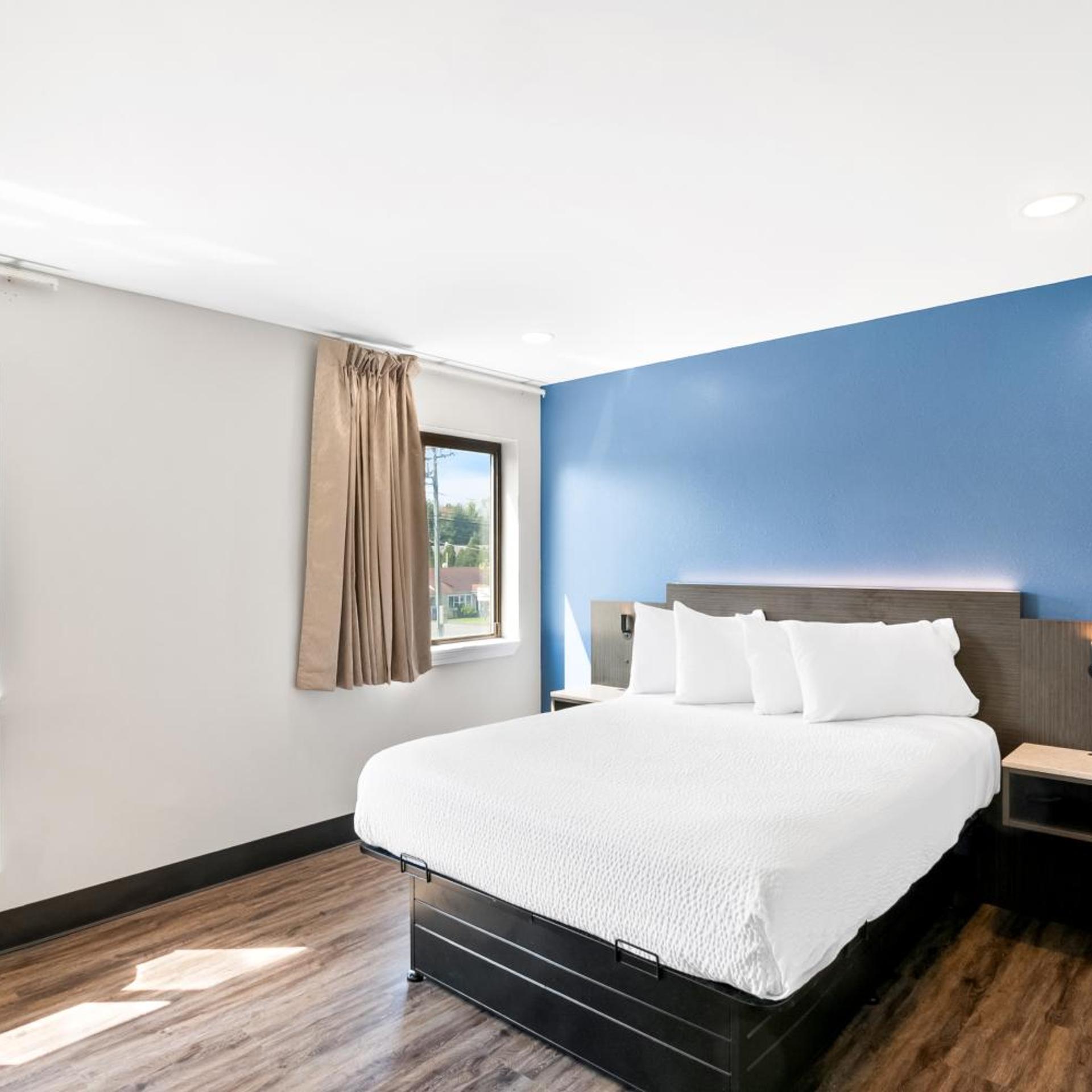 Room, Queen Bed, Exterior Entrance