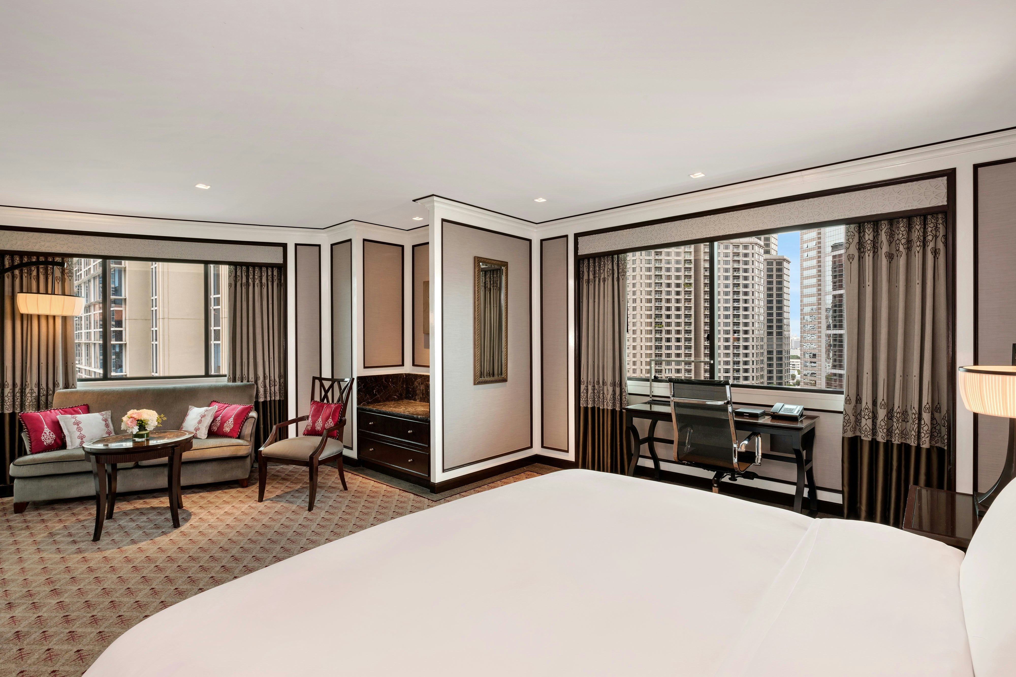 Room, King Bed, THE ATHENEE HOTEL, A LUXURY COLLECTION HOTEL BANGKOK 3/3