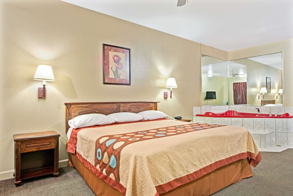Super 8 By Wyndham St. Louis Airport 5/17
