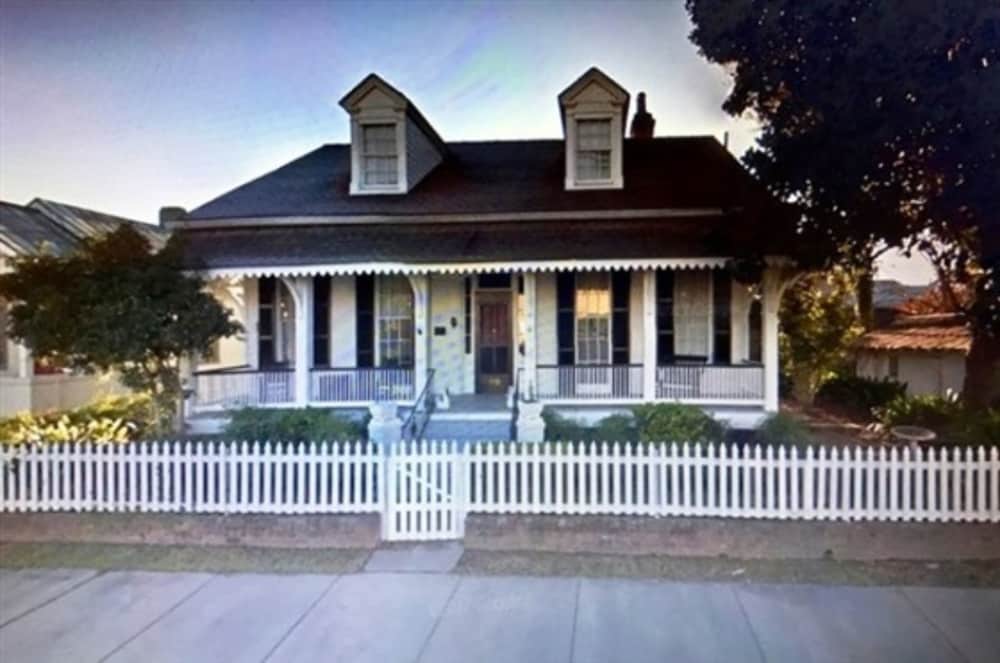 Riverboat Bed & Breakfast 2/43