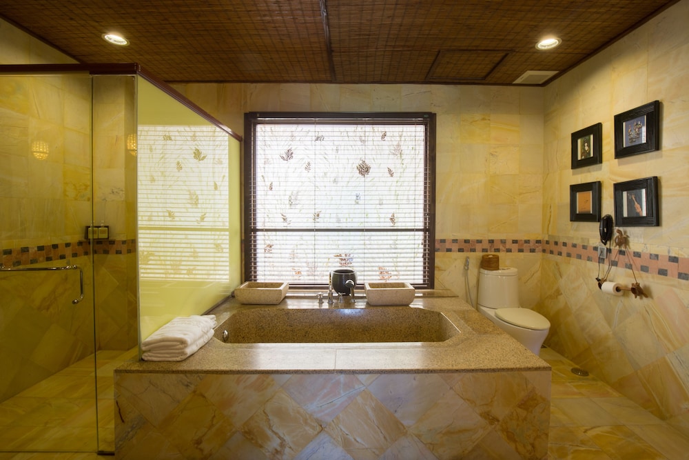 Diamond Bay Resort & Spa 37/74