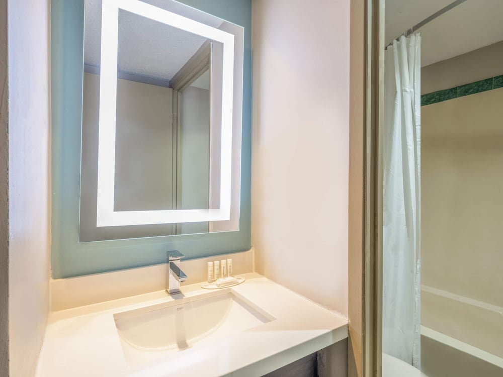 Super 8 by Wyndham Toronto East ON 47/50