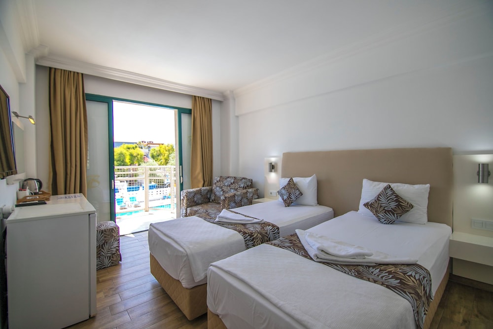 STANDARD, DOUBLE OR TWIN BED, POOL VIEW