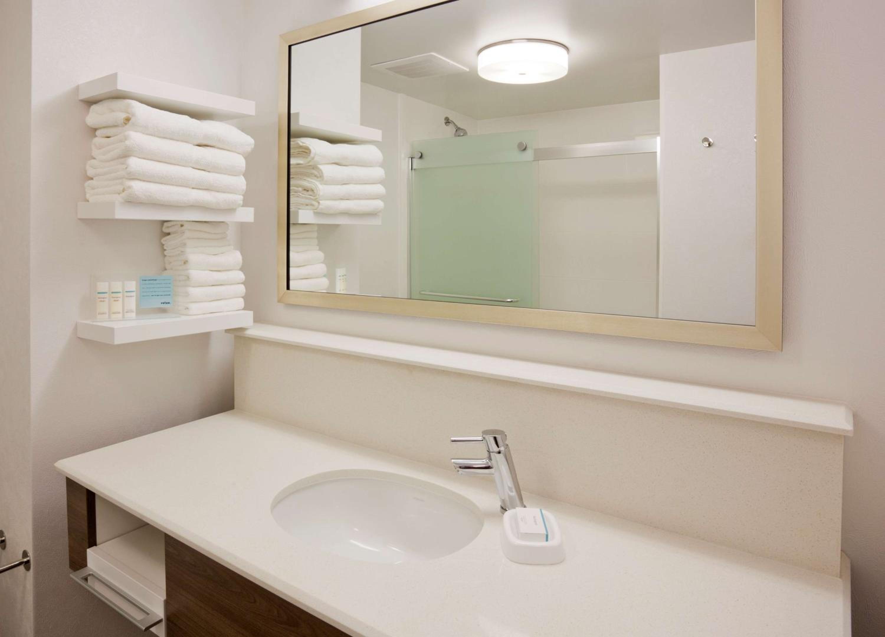 غرفة بسرير كينج وسريرين كوين لذوي الإعاقة، Hampton Inn Bloomington West 2/5