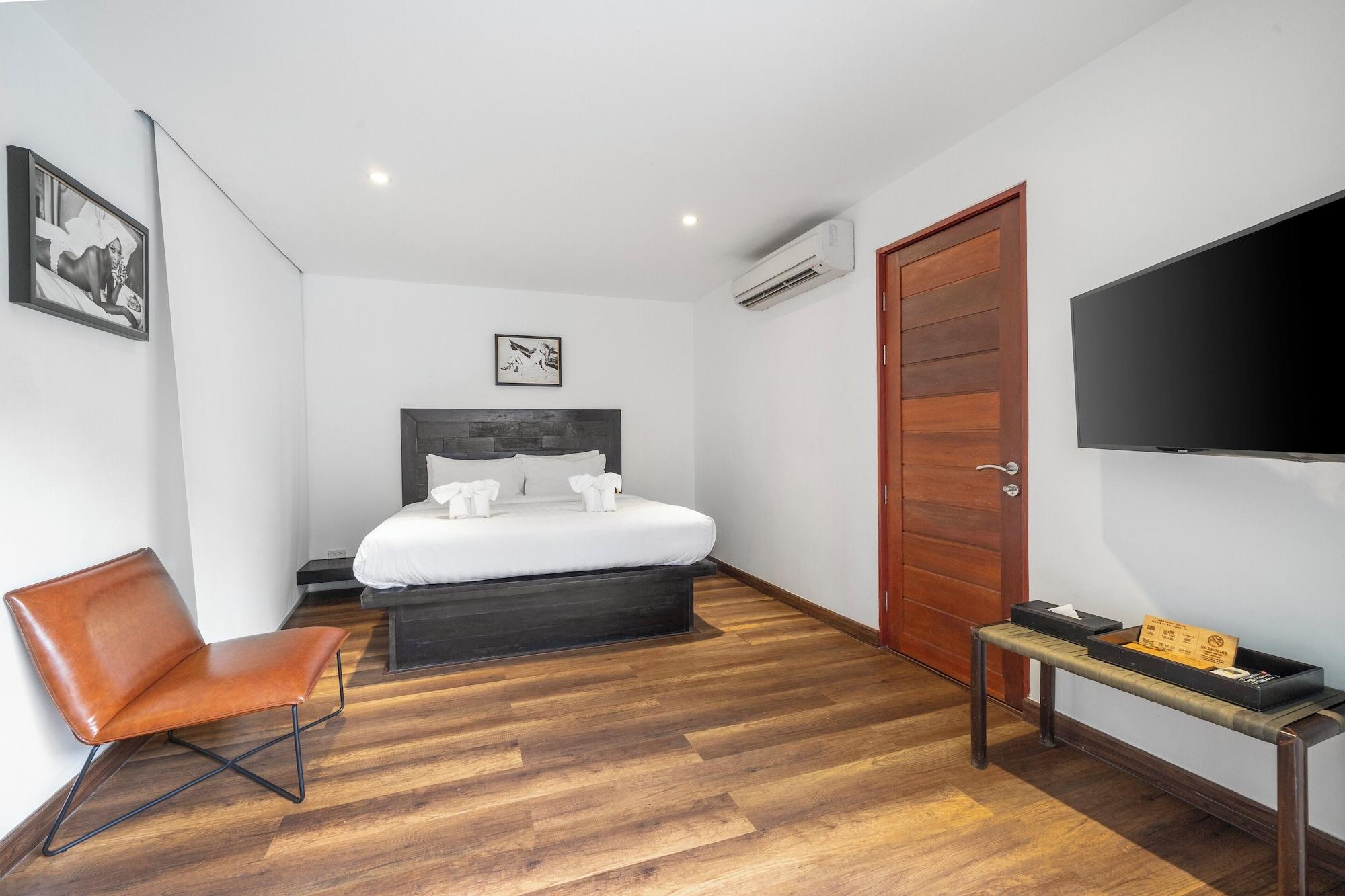 Deluxe, Shared Jetted Tub