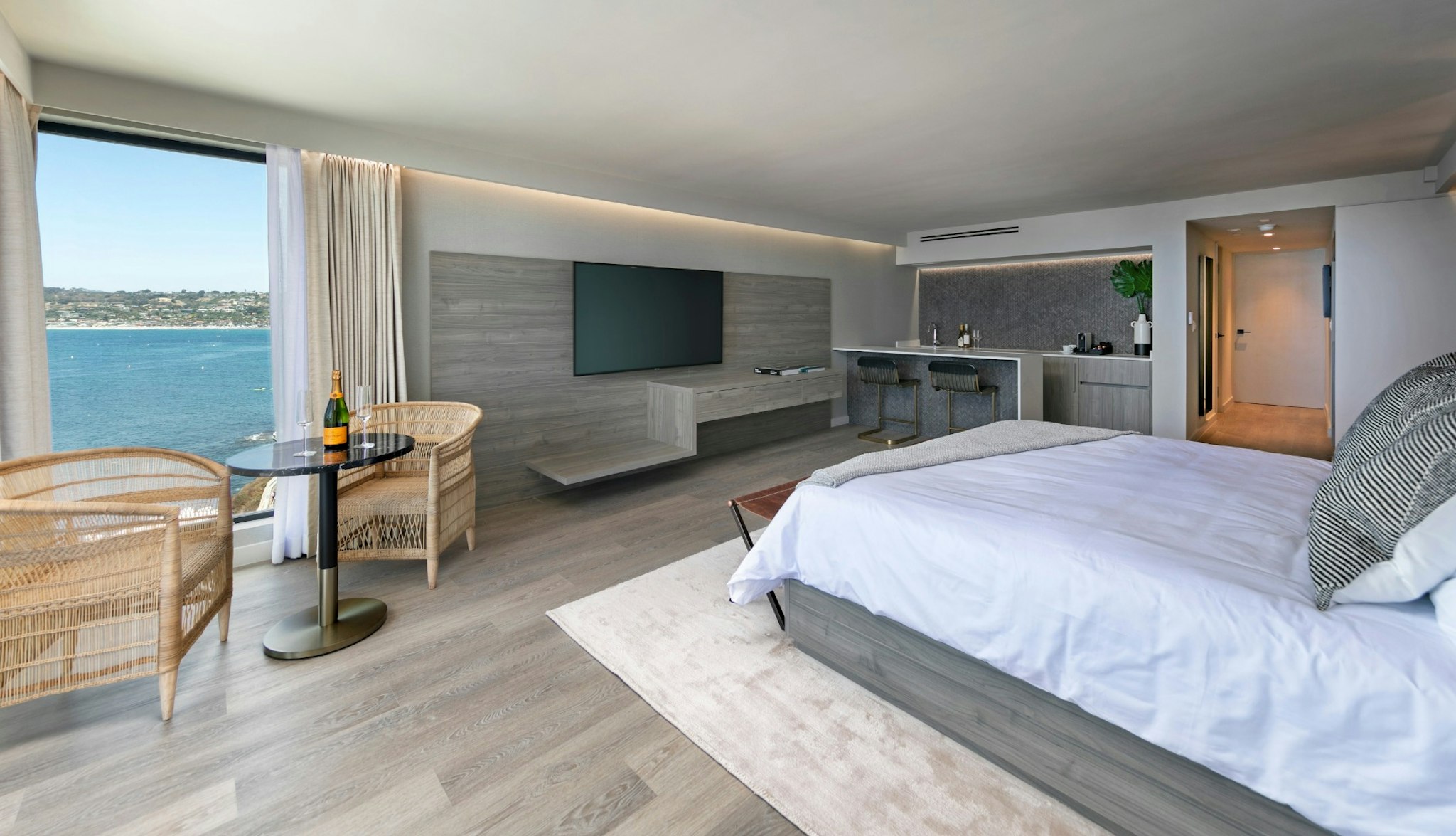 Pines, Penthouse Suite, Corner