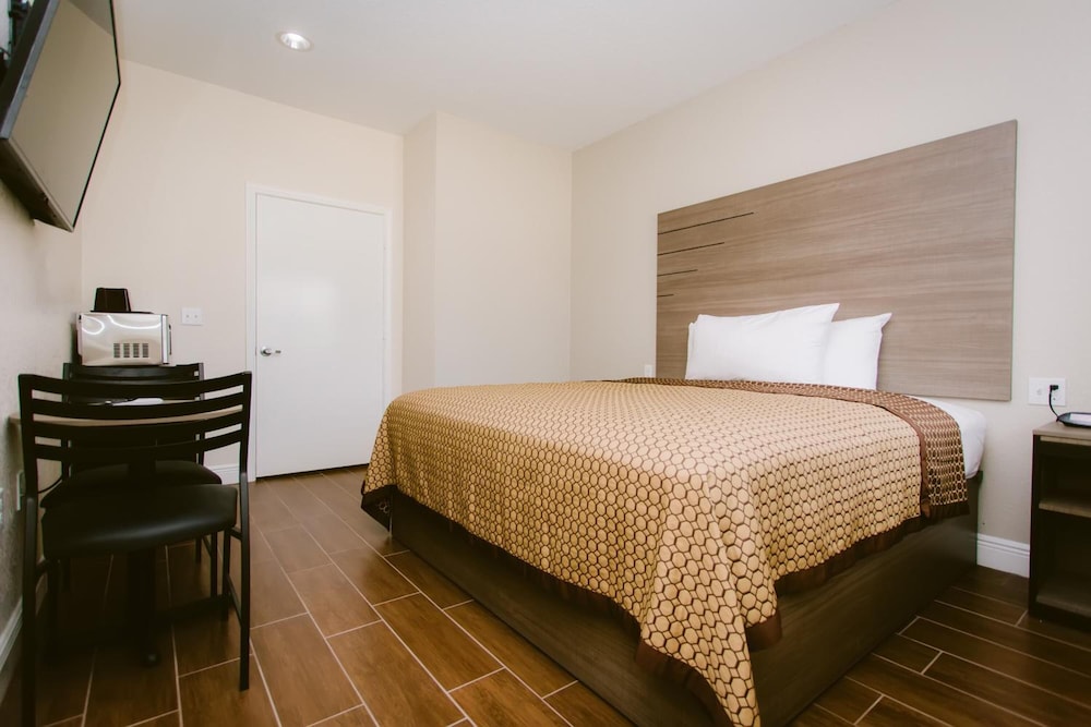 Scottish Inn & Suites 13/26