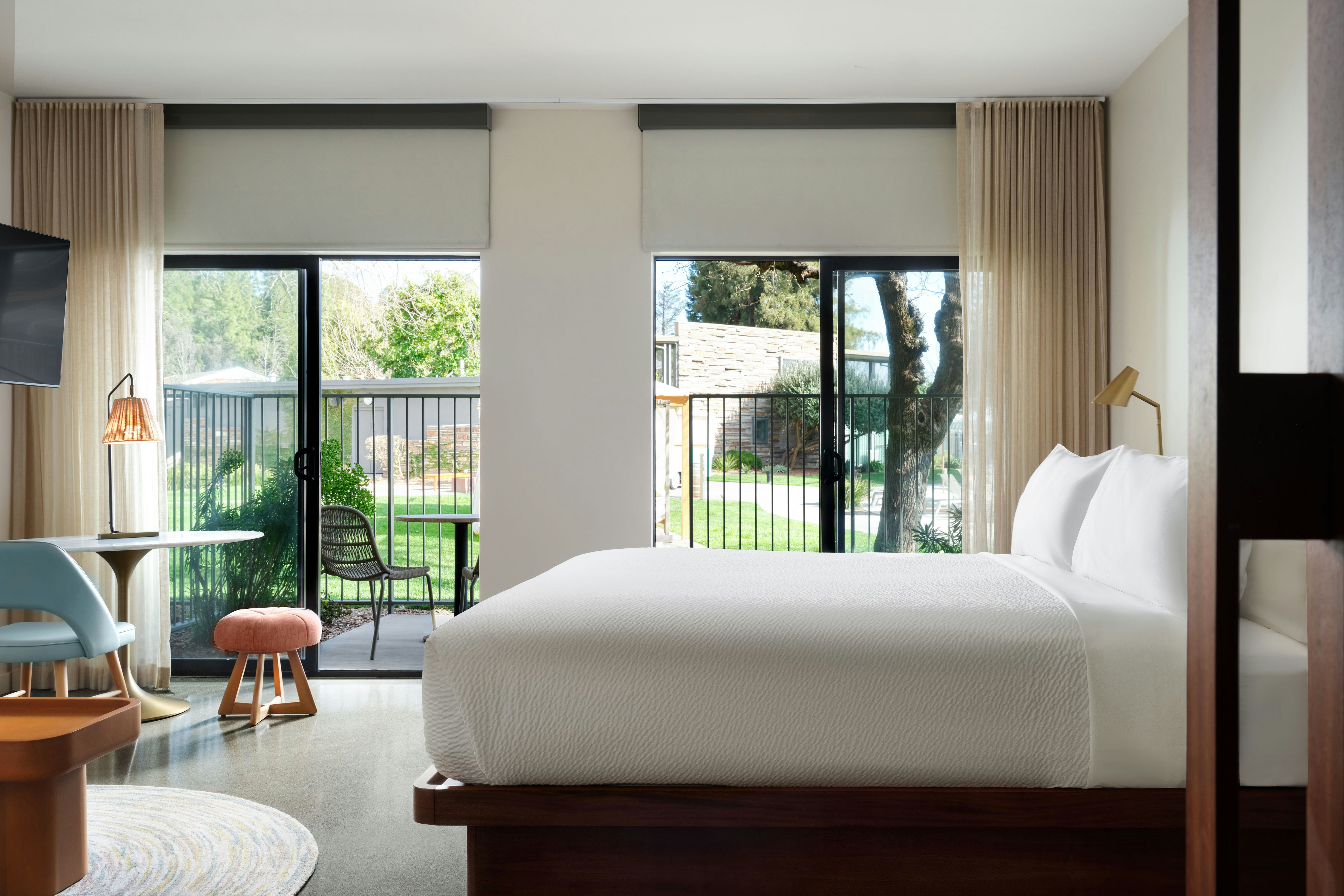 ROOM, KING BED, POOL VIEW, BALCONY