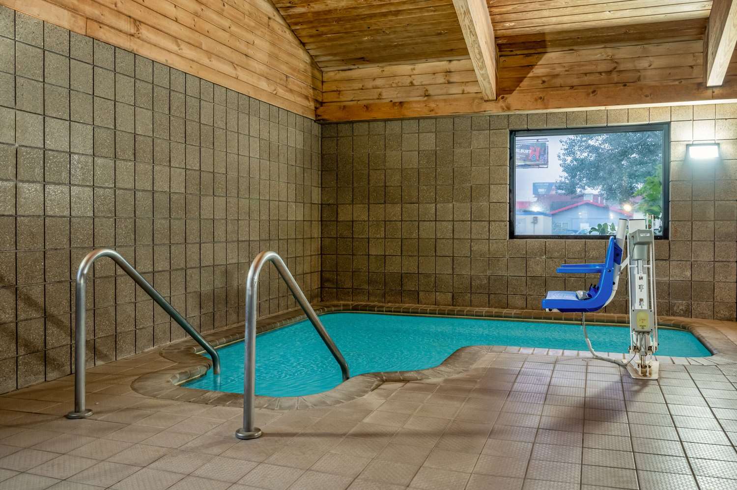 AmericInn by Wyndham Eau Claire 10/28