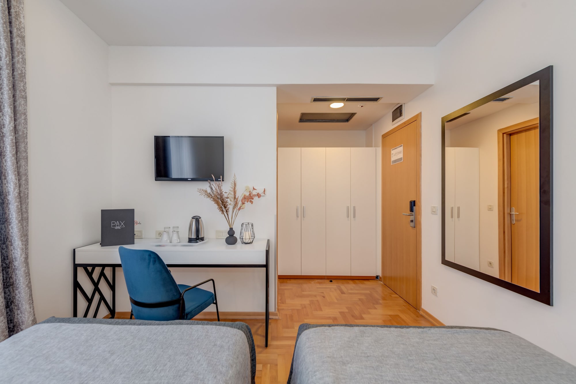 غرفة كلاسيكية بسريرين منفصلين بإطلالة على الفناء، Hotel Pax 3/5