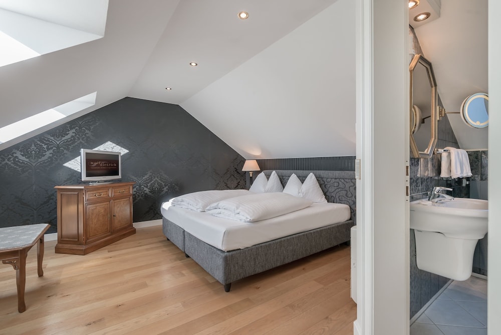 FAMILY SUITE, GALERIE