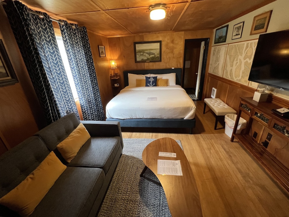 Anchor Inn Resort 18/50