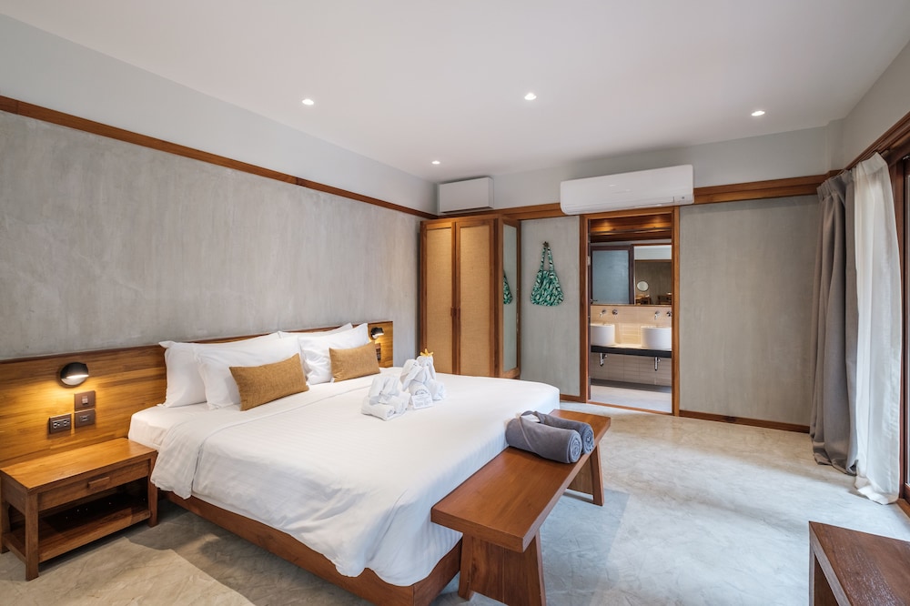 EXECUTIVE, SUITE