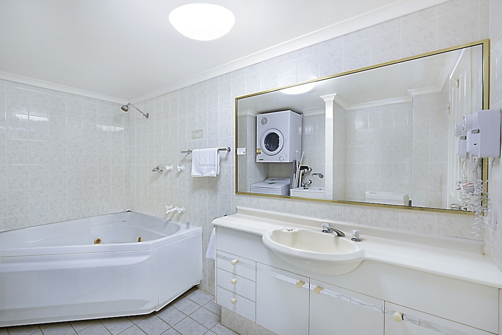 Atrium Resort 68/70