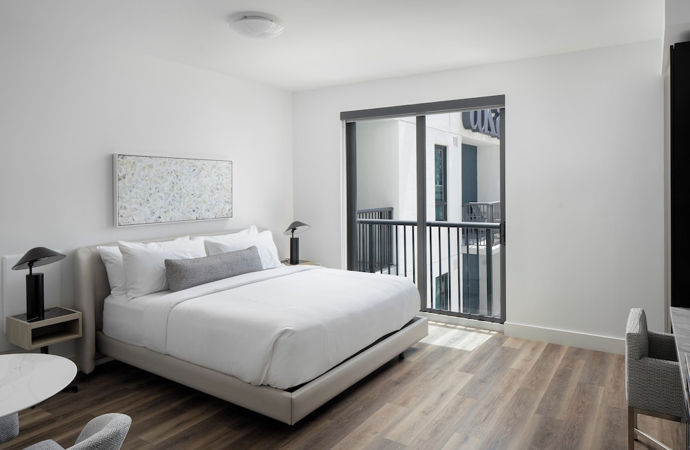 CLUB, PREMIUM, KING BED
