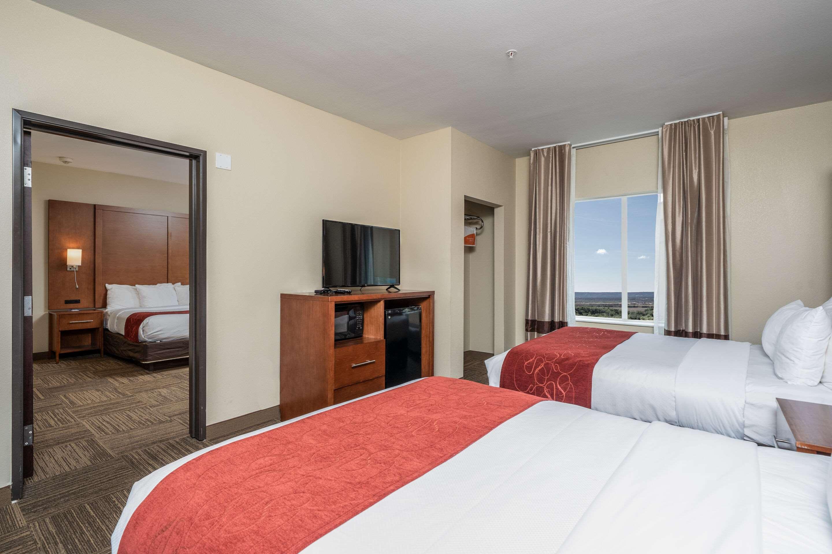 SUITE, 1 KING AND 2 QUEEN BEDS
