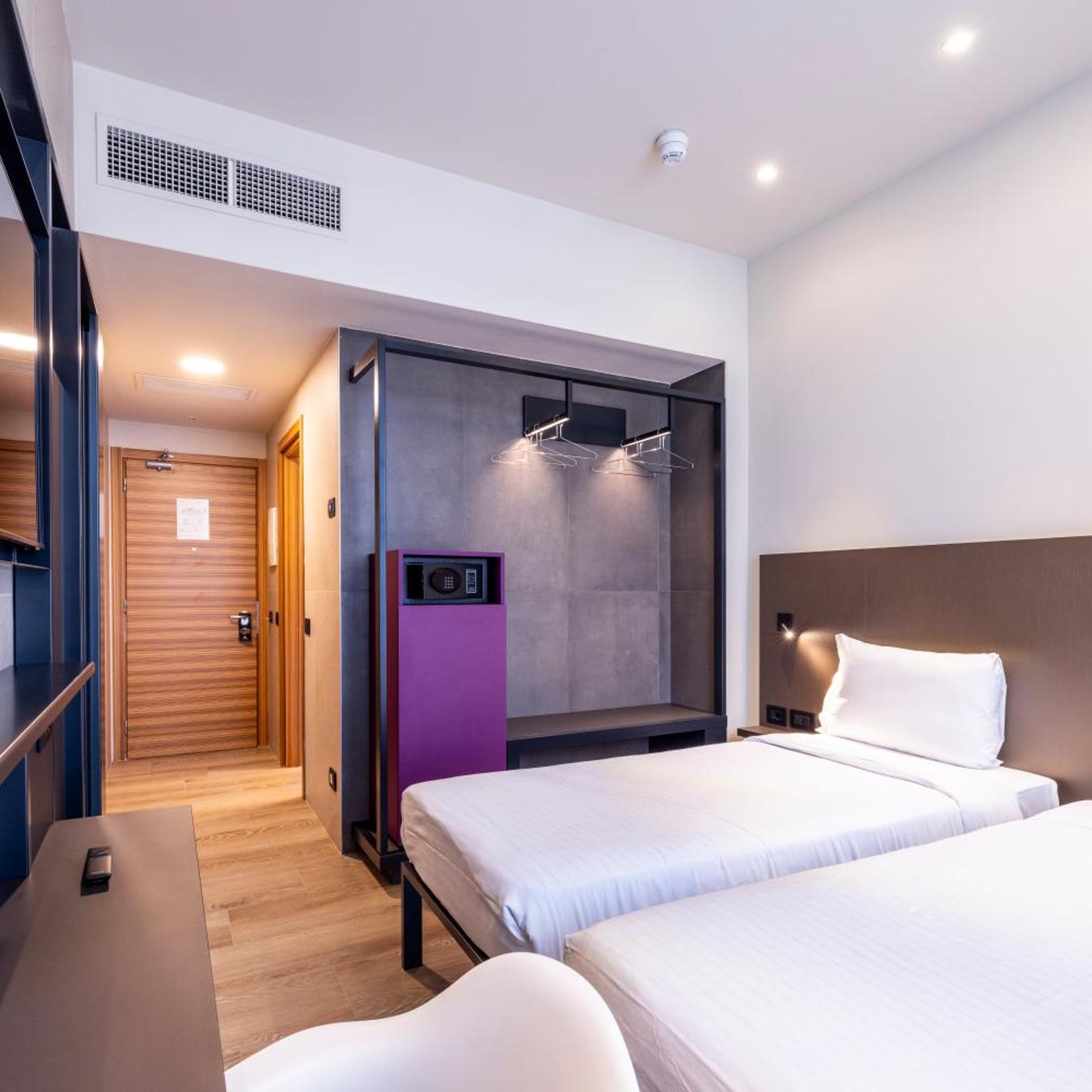 ROOM, TWIN BEDS