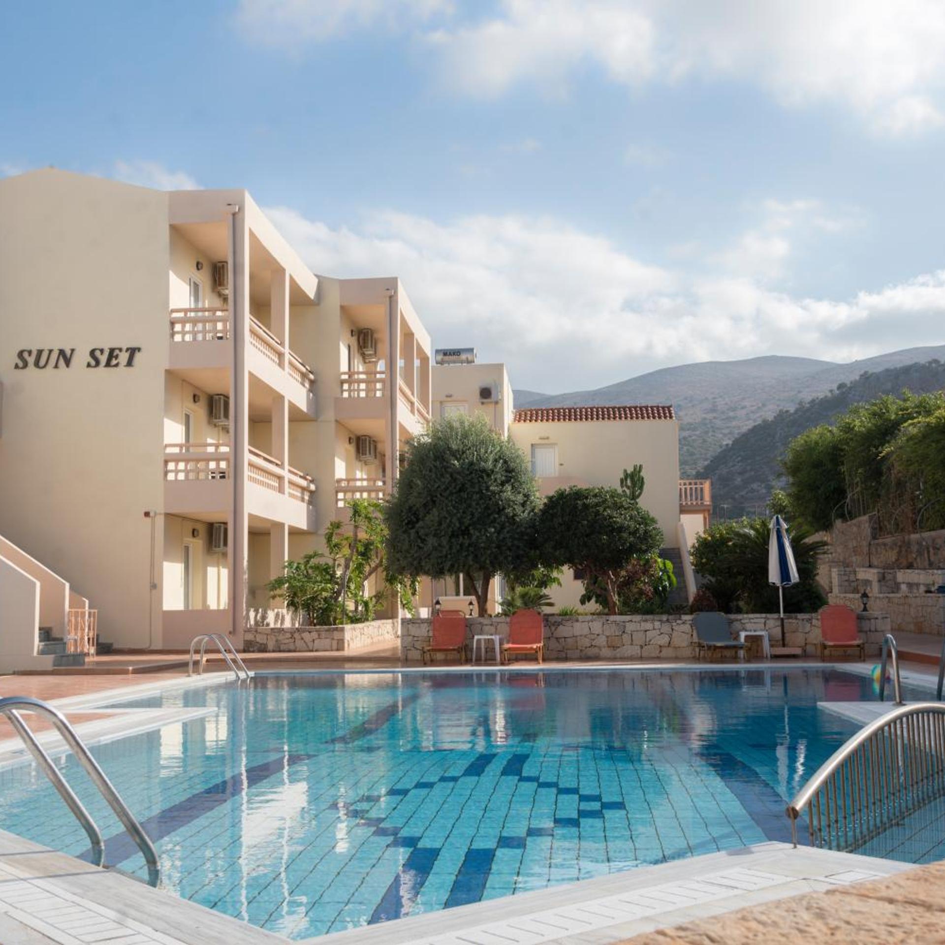 Sunset Studios Apartments 4/50