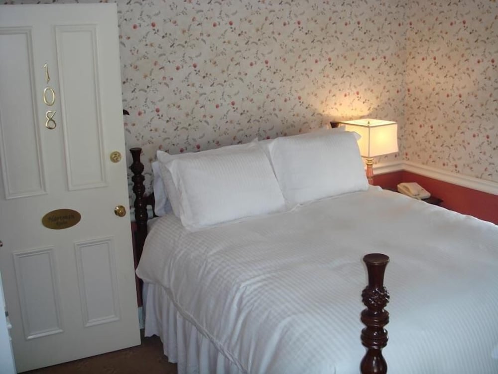 Bird in Hand Village Inn Suite 20/64