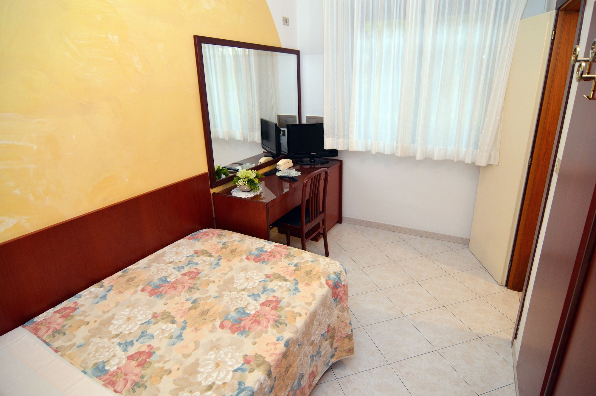 ROOM, SINGLE