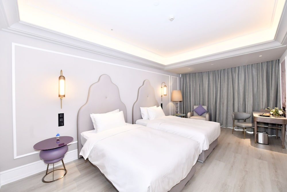 Mercure Xichang Qionghai Wetland 17/32