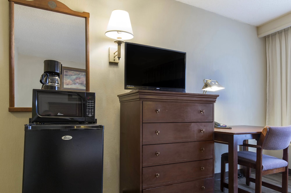 Lamplighter Inn Suites South 6/51